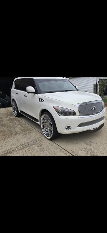 Vogue 305/35R24 White/Gold tires on a 2013 INFINITI QX56