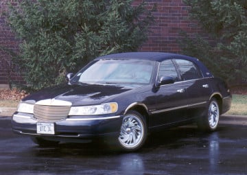 225/60R16 White/Gold tires on a 2000 LINCOLN TOWN CAR