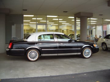 Vogue 225/60R16 White/Gold tires on a 2001 LINCOLN TOWN CAR