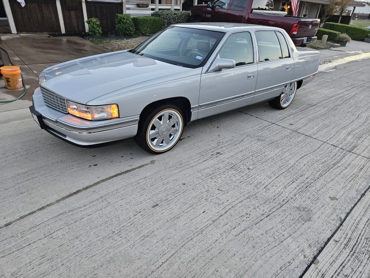 235/55R17 White/Gold tires on a 1994 CADILLAC DE VILLE