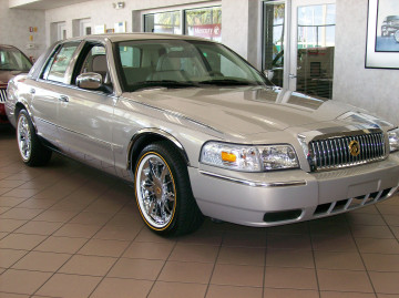 235/55R17 White/Gold tires on a 2008 MERCURY GRAND MARQUIS