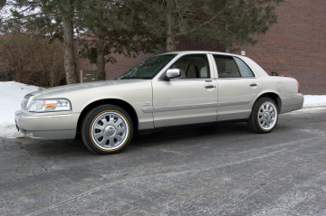 235/50R18 White/Gold tires on a 2008 MERCURY GRAND MARQUIS