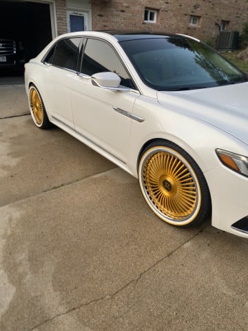 Vogue 265/35R22 White/Gold tires on a 2017 LINCOLN CONTINENTAL SELECT