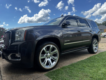 Vogue 305/40R22 White/Gold tires on a 2015 GMC YUKON 1500 DENALI