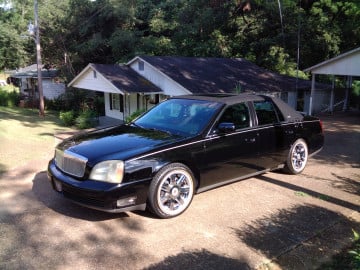 Vogue 235/55R17 White/Gold tires on a 2004 CADILLAC DE VILLE