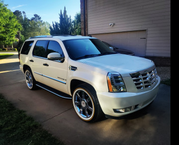 285/45R22 White/Gold tires on a 2008 CADILLAC ESCALADE 2WD -4WD