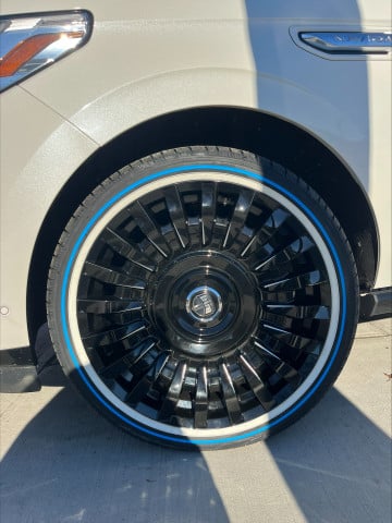 Vogue 305/35R24 White/Blue tires on a 2022 LINCOLN NAVIGATOR