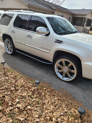 Vogue 285/45R22 White/Gold tires on a 2007 CADILLAC ESCALADE 2WD -4WD