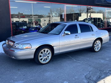Vogue 235/55R17 White/Gold tires on a 2005 LINCOLN TOWN CAR