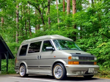 Vogue 235/60R16 White/Gold tires on a 2004 CHEVROLET ASTRO VAN RWD / AWD