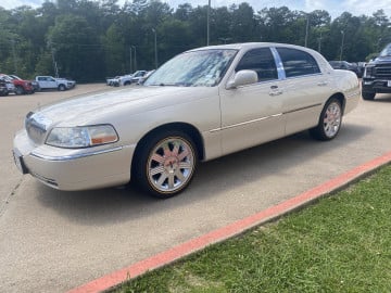 Vogue 235/55R17 White/Gold tires on a 2003 LINCOLN TOWN CAR