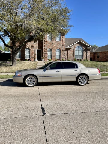 Vogue 235/55R17 White/Gold tires on a 2005 LINCOLN TOWN CAR