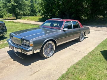 Vogue 265/35R22 White/Gold tires on a 1988 CHEVROLET CAPRICE