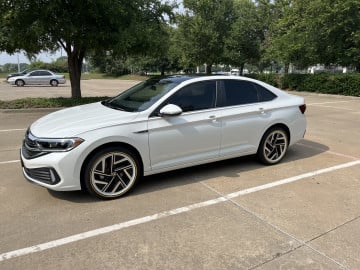 Vogue 215/55R17 White/Gold tires on a 2024 VOLKSWAGEN JETTA SEL