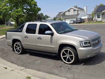 275/55R20 White/Gold tires on a 2007 CHEVROLET AVALANCHE 1500 2WD -4WD