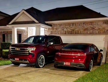 275/50R22 White/Gold tires on a 2023 CHEVROLET SILVERADO 1500 HIGH COUNTRY