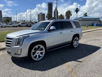 Vogue 285/45R22 White/Gold tires on a 2017 CADILLAC ESCALADE