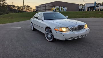 Vogue 245/40R20 White/Red tires on a 2003 LINCOLN TOWN CAR