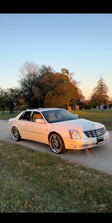 Vogue 245/40R20 White/Gold tires on a 2007 CADILLAC DTS