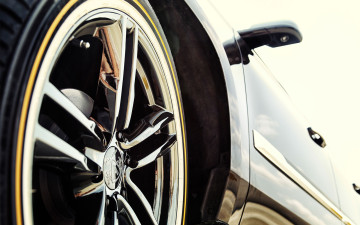 Vogue 285/45R22 White/Gold tires on a 2015 CADILLAC ESCALADE